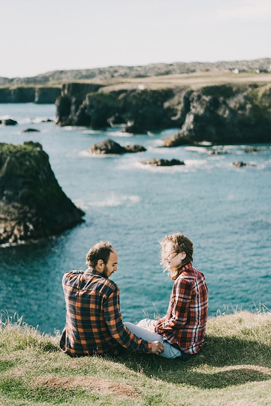 Couple au bord d'une falaise en Islande