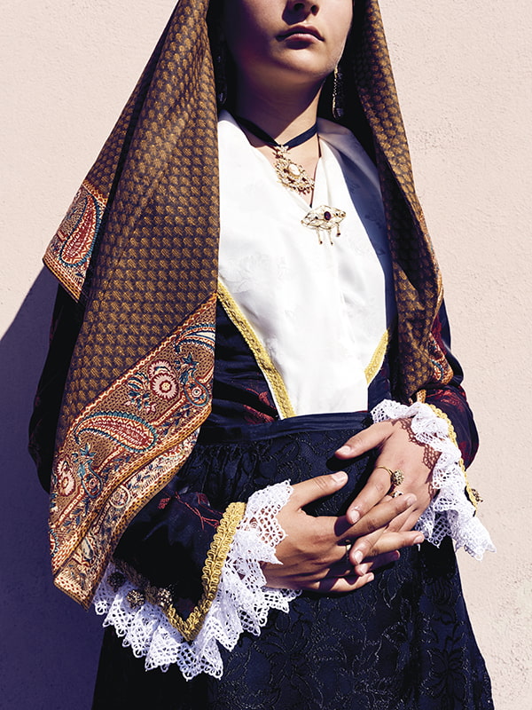 Portrait d'une femme portant une tenue traditionnelle en Sardaigne
