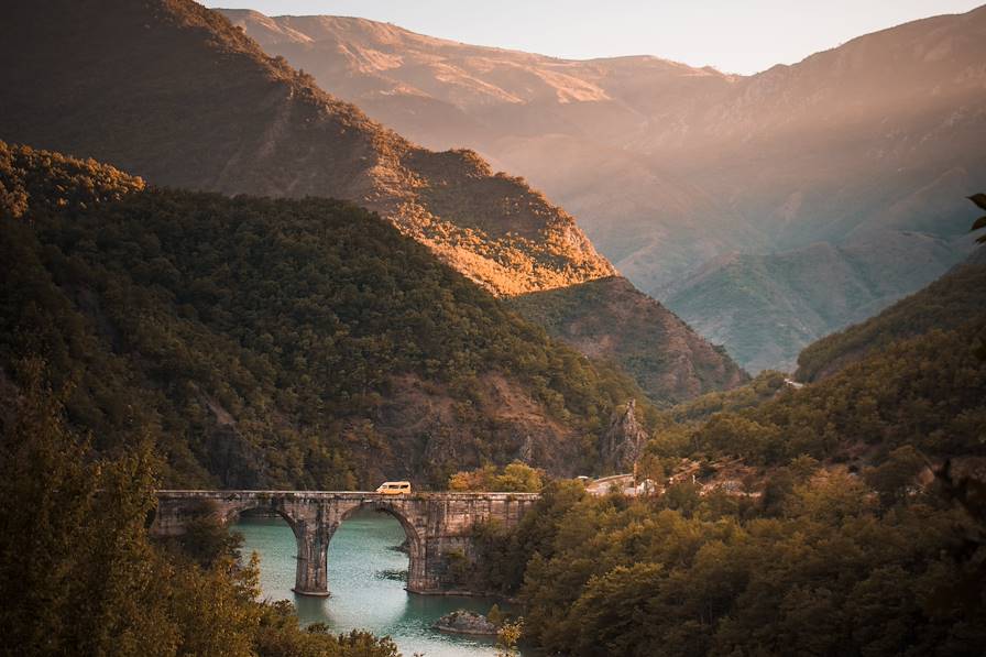 Voyages itinérants Albanie - Lin - Korçë - Gjirokastër - Qeparo - Berat - Tirana