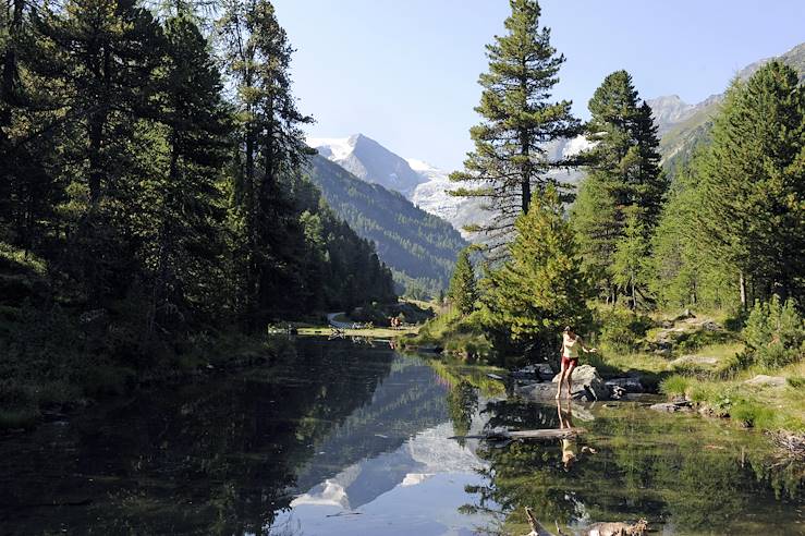 Le petit lac de montagne Braendjisee dans la vallee de Turtmanntal - Suisse