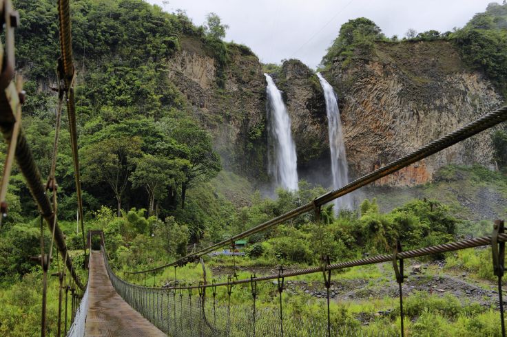 Cascade de Manto de la Novia - Région de Banos - Equateur