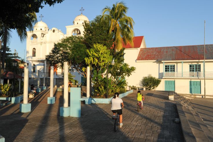 Eglise coloniale de Flores - département de Peten - Guatemala