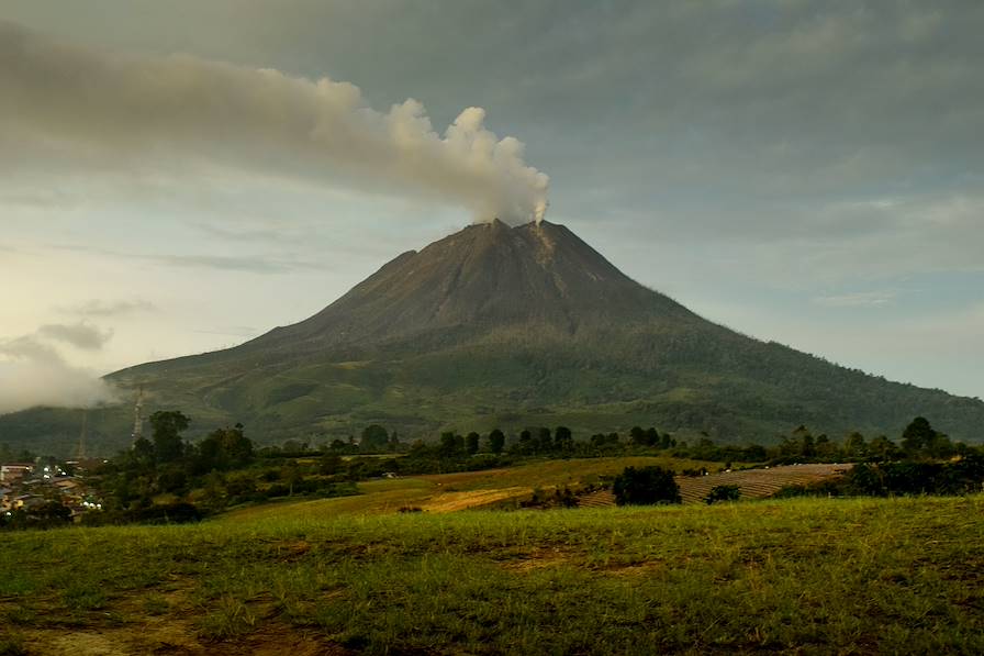 mont Sinabung - Sumatra - Indonésie © Amirhamzah / Adobe Stock