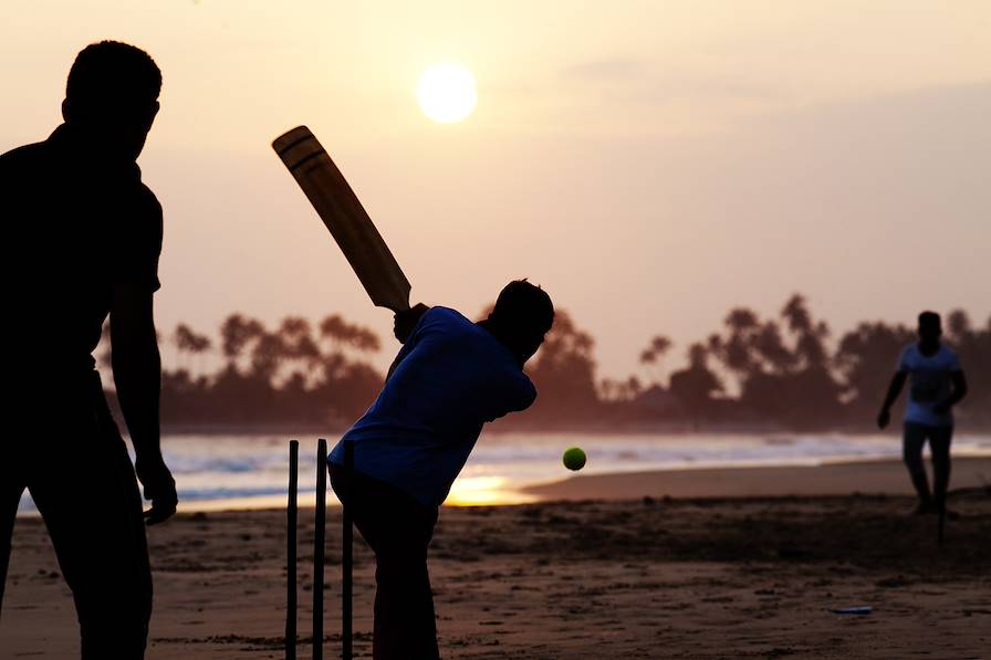 Garçon jouant au cricket sur la plage - Sri Lanka