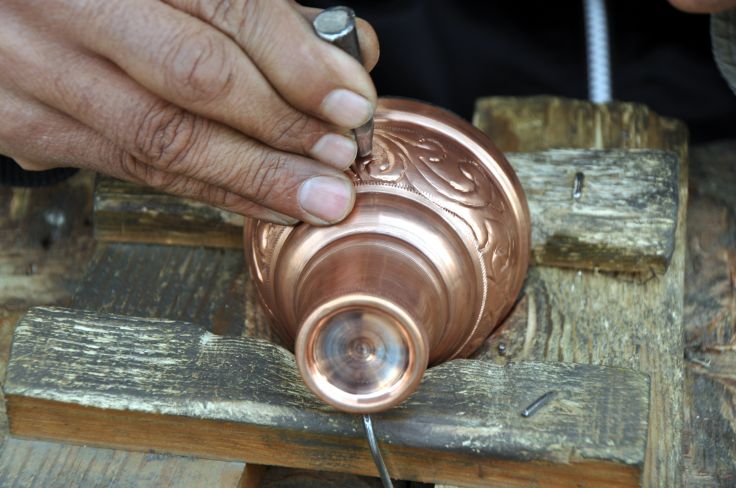 Un artiste sculpteur sur cuivre - Marrakech - Marrakech-Safi - Maroc