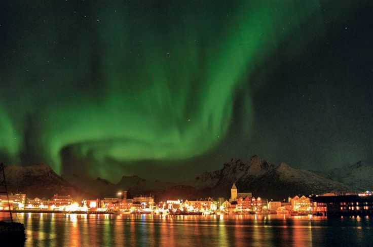 Aurore Boréale au dessus de la ville de Svolvaer - Norvège
