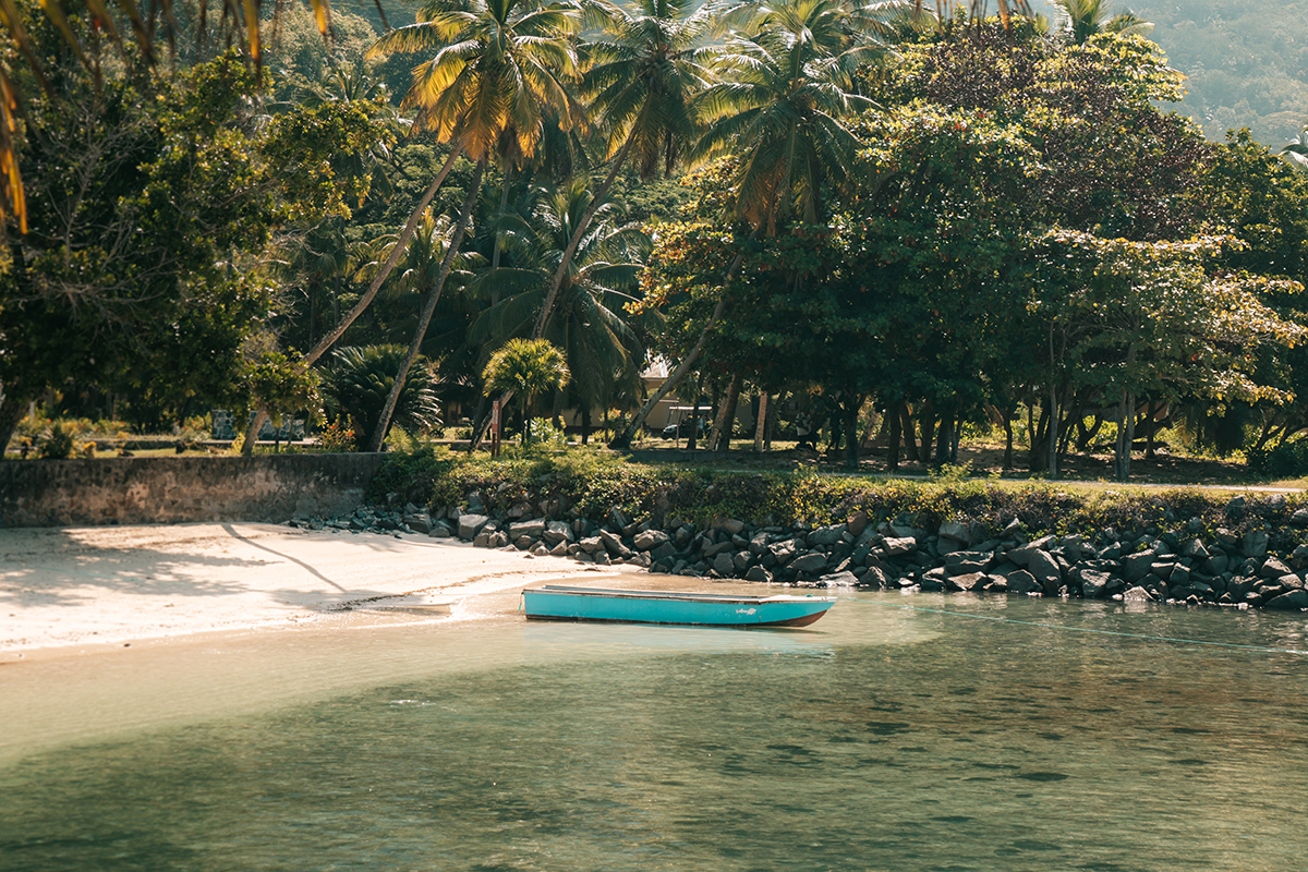 Barque posée sur la plage