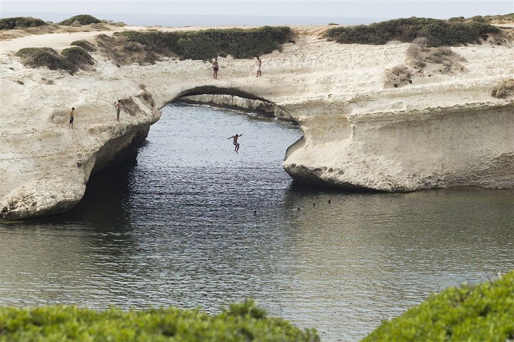 Ados qui sautent dans l'eau en Sardaigne