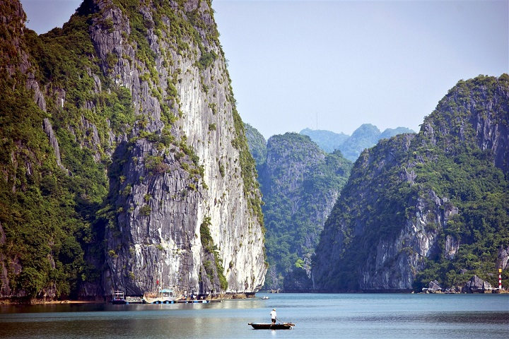 Baie de Ha Long avec un bateau