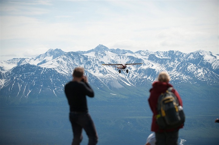 Couple qui prend en photo un avion en Alaska