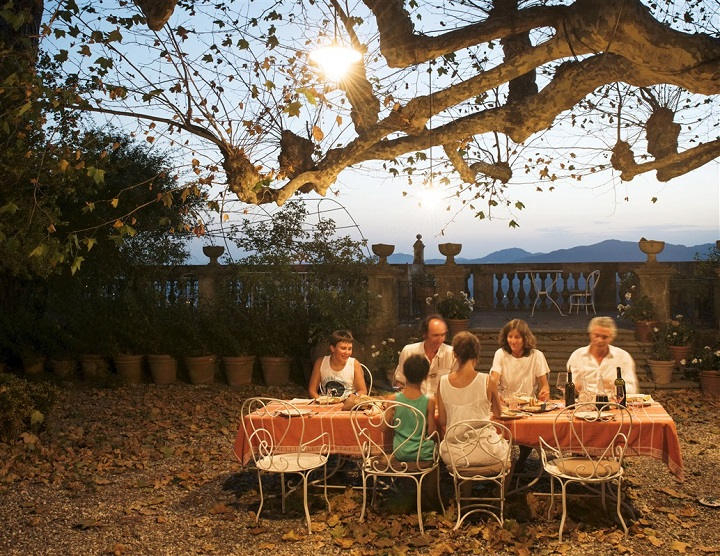 Famille à table en Toscane
