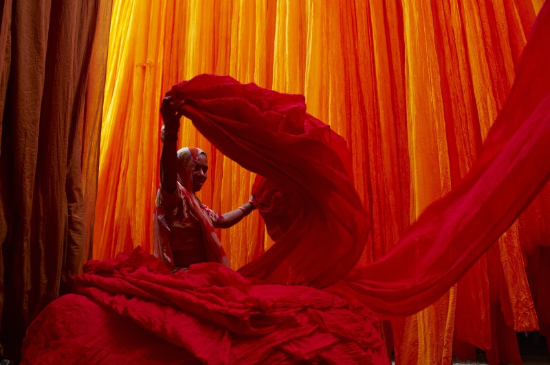 Femme avec une robe couleur ocre