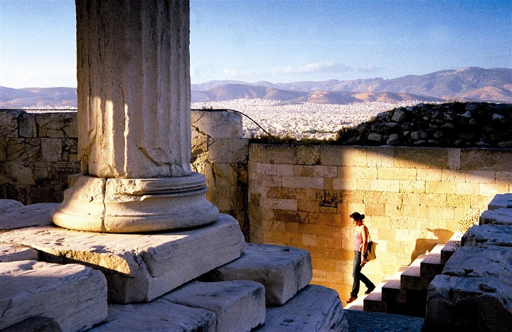 Femme dans l'acropole