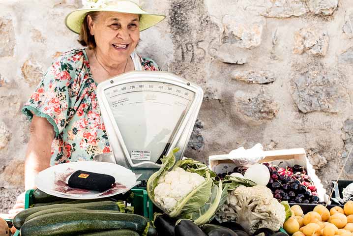 vendeuse de fruits et légumes à Ibiza