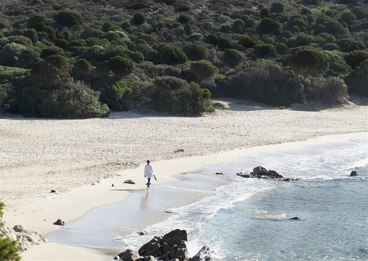 Femme sur une plage en Sardaigne