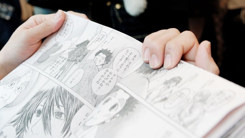 Lecture d'un manga dans le métro japonais