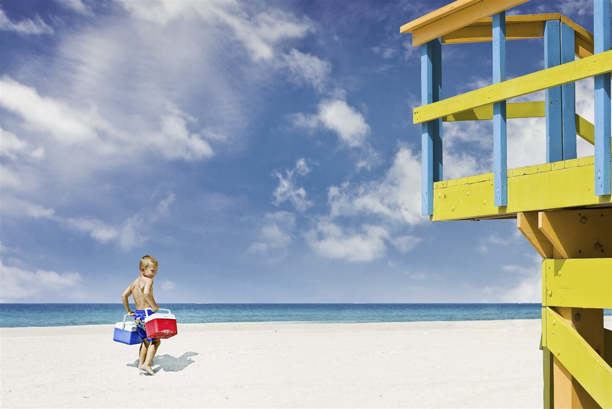 Petit garçon sur la plage aux USA