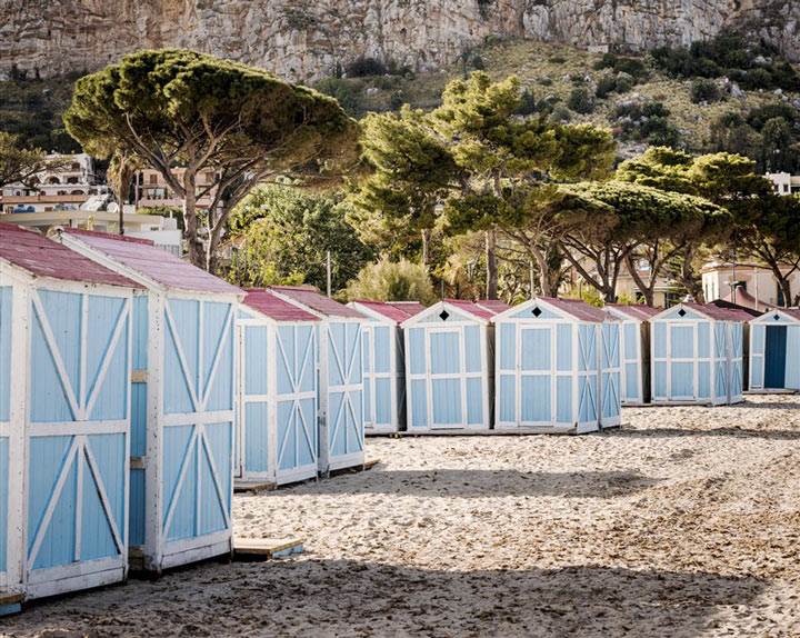 Petites maisonnettes sur la plage de Palerme