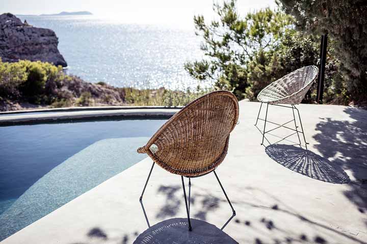 Piscine et chaise avec vue sur mer