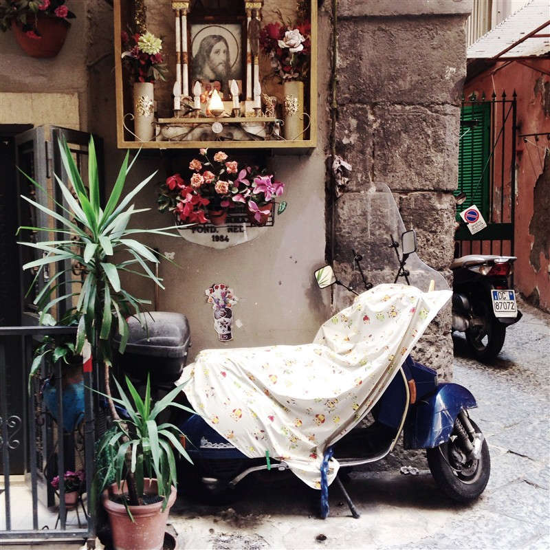 Scooter et ruelle typique de Naples