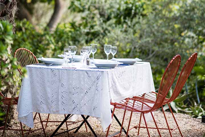Table de jardin blanche à Ibiza