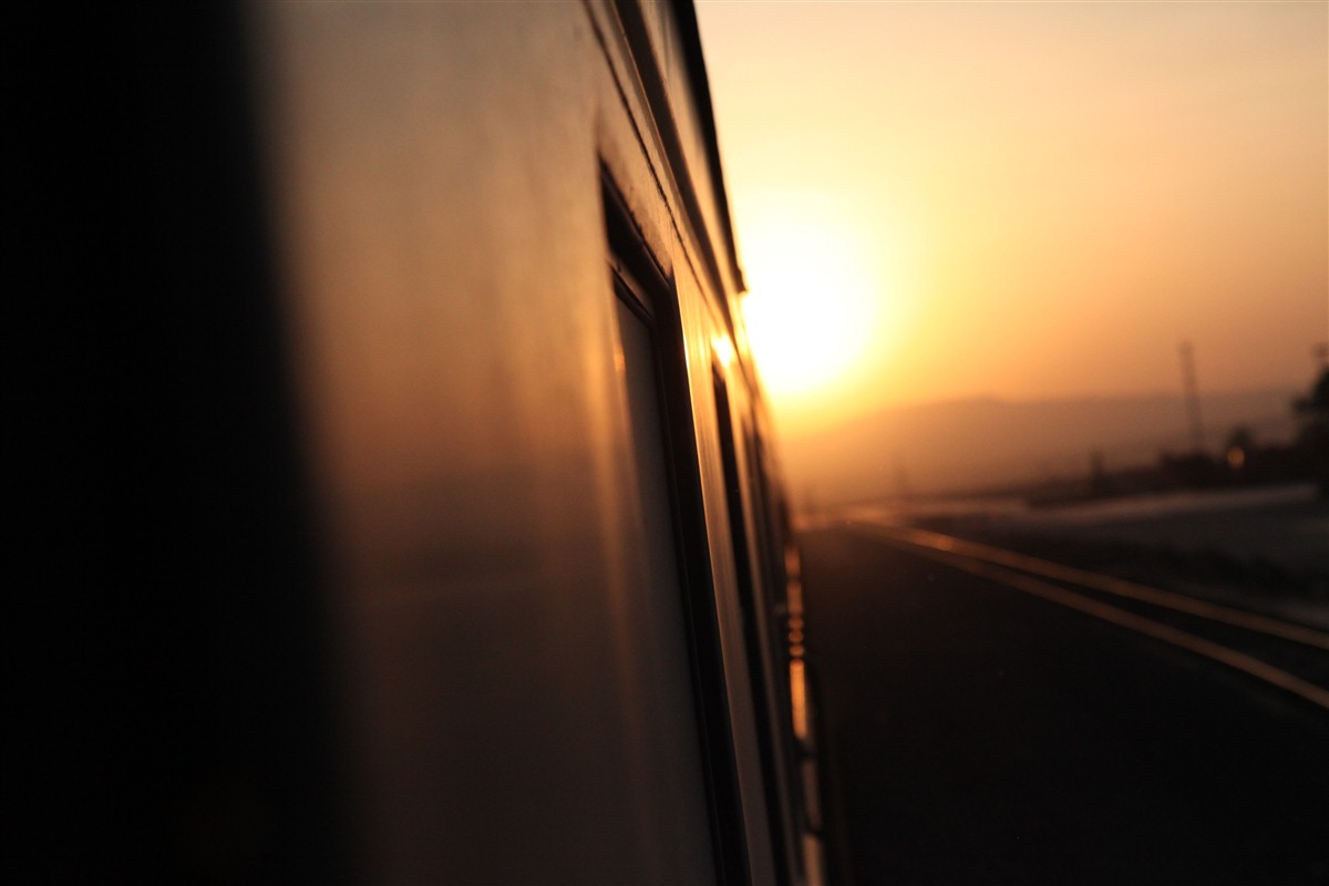 Vue de l'extérieur du train avec le couché de soleil