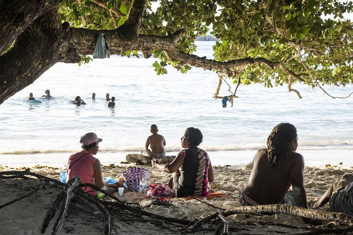 Une famille sur la plage de la digue