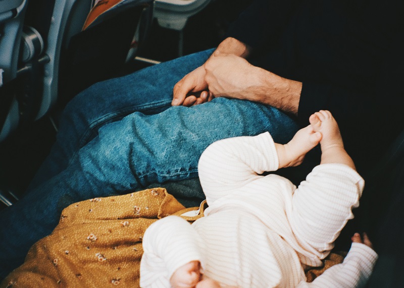 Bébé allongé sur ses parents dans un avion