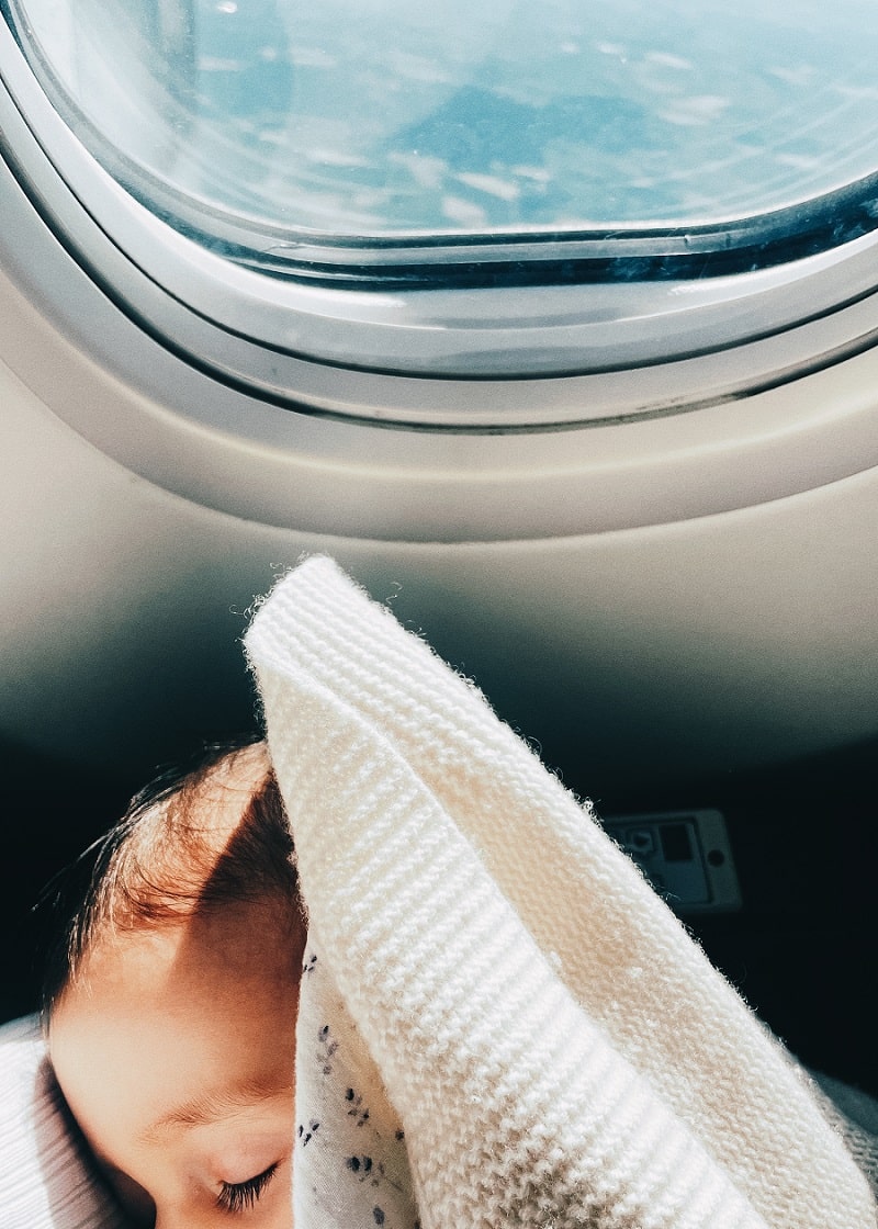 Bébé endormi dans un avion
