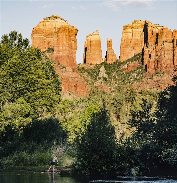 Canyon aux USA avec une femme au bord de l'eau