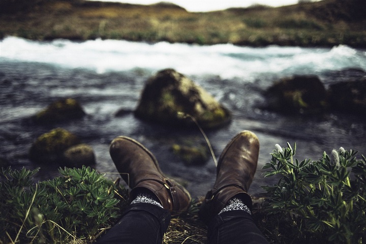 Chaussures au bord d'une rivière en Islande