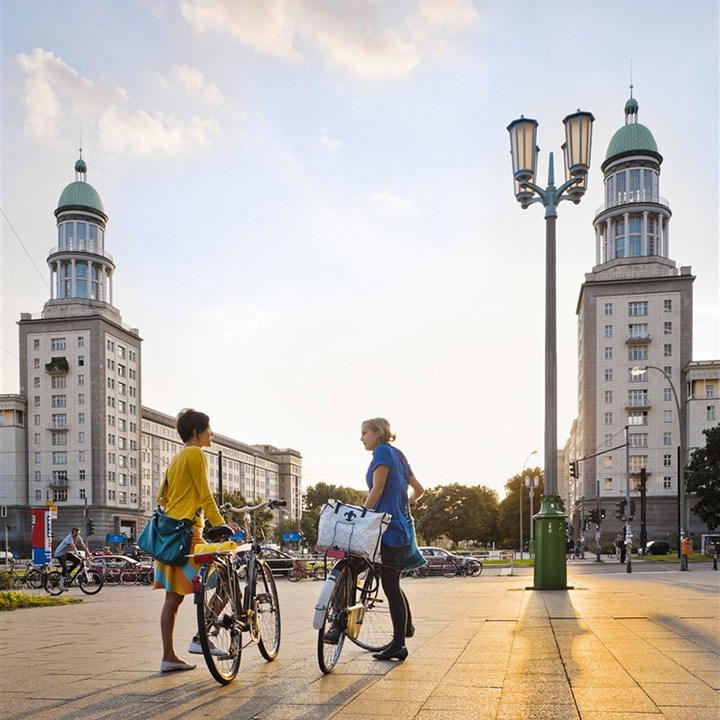 Couple à vélo à Berlin