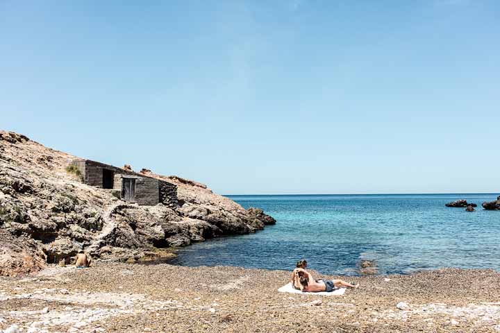 Couple sur une plage d'Ibiza