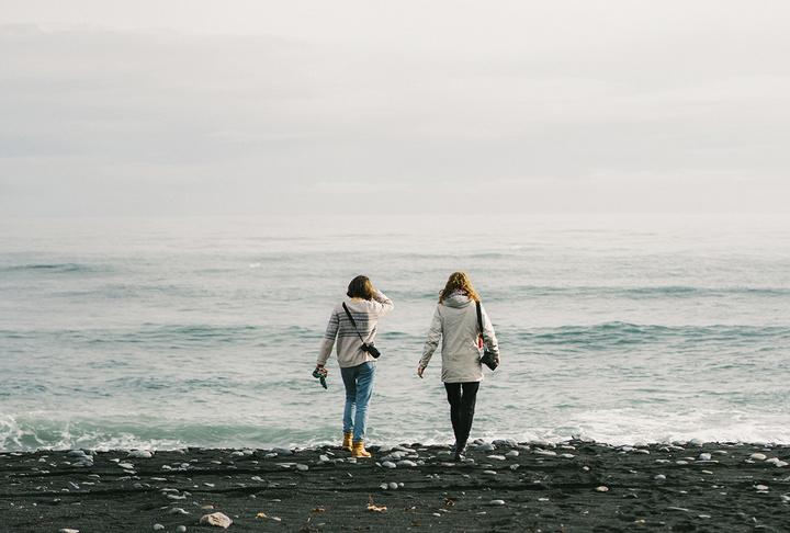 Deux femmes au bord de l'eau en Islande