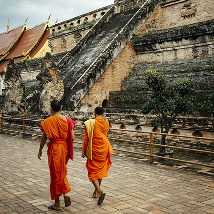 deux hommes qui marchent en thailande