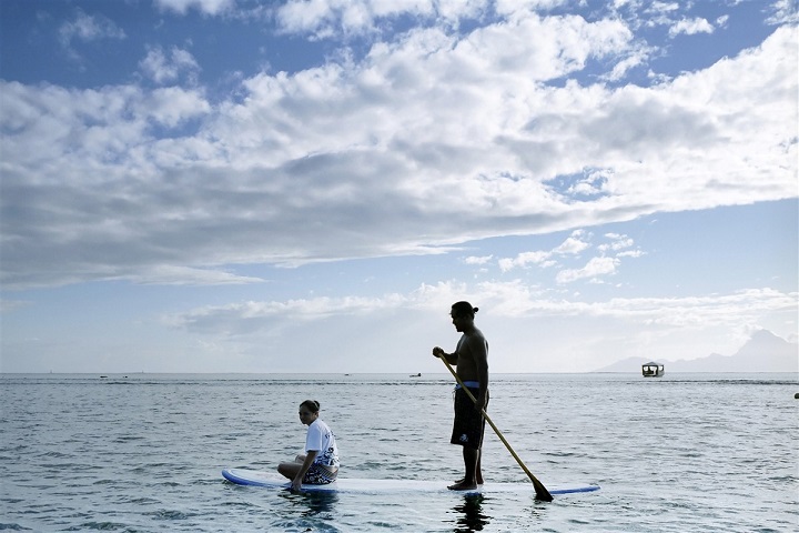 Deux hommes sur l'eau en Polynésie