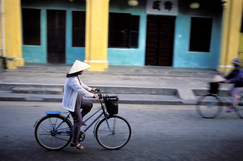 Femme à vélo à Hoi An