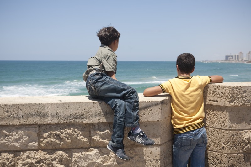 Garçons au bord de l'eau à Tel Aviv