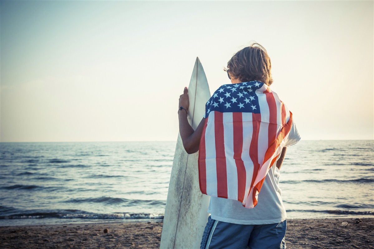 drapeau americain sur un surfeur