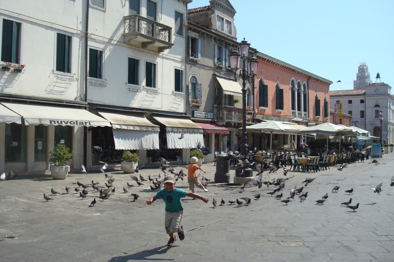 Enfant qui court dans Venise