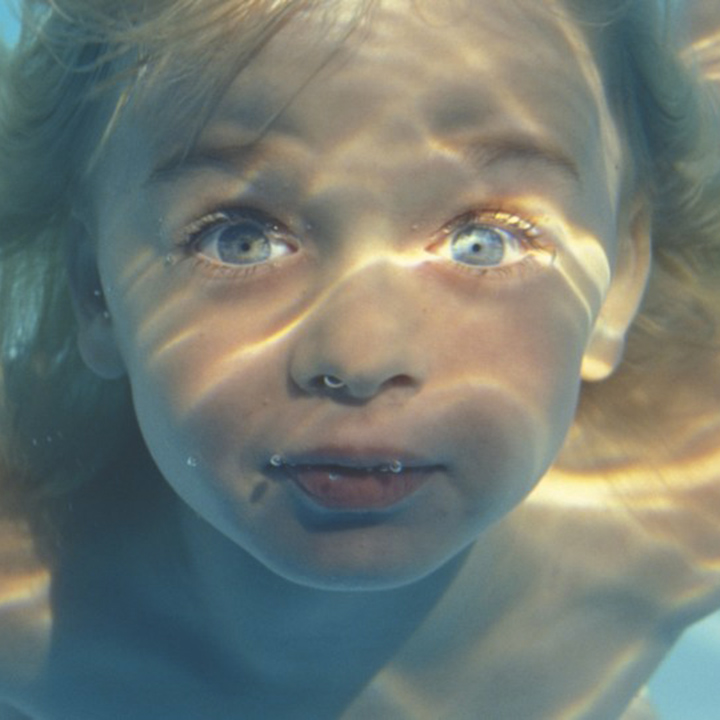 Enfant sous l'eau de la mer