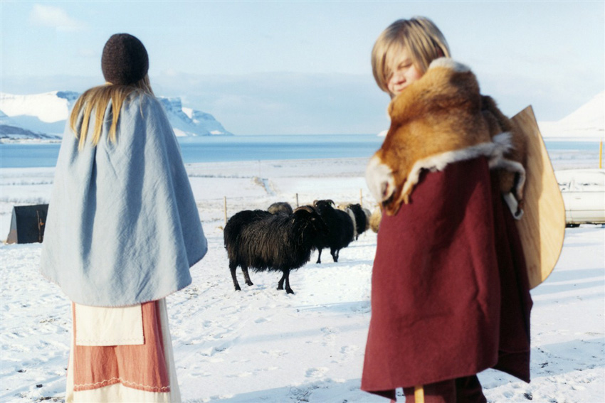 Enfants devant un paysage islandais