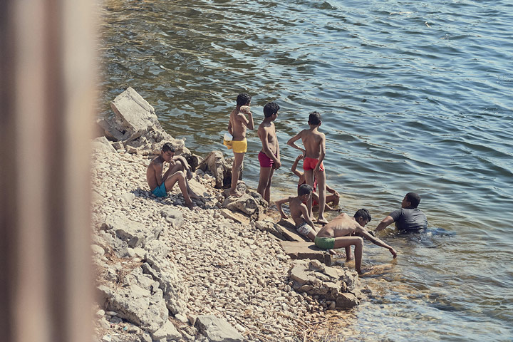enfants qui jouent dans l'eau en Egypte