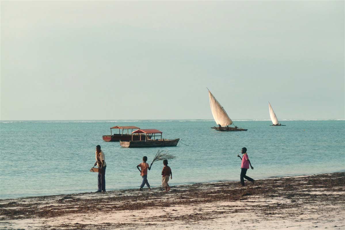 enfants sur une plage de Zanzibar