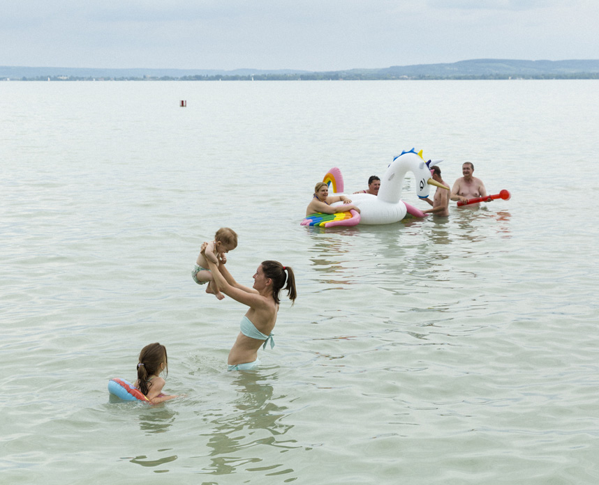 Famille dans le lac Balaton
