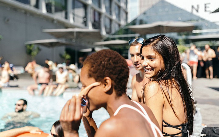 Femmes au bord de la piscine du Line Hotel de Los Angeles
