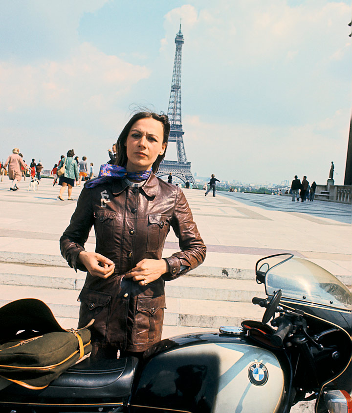 femme avec la tour Eiffel en fond