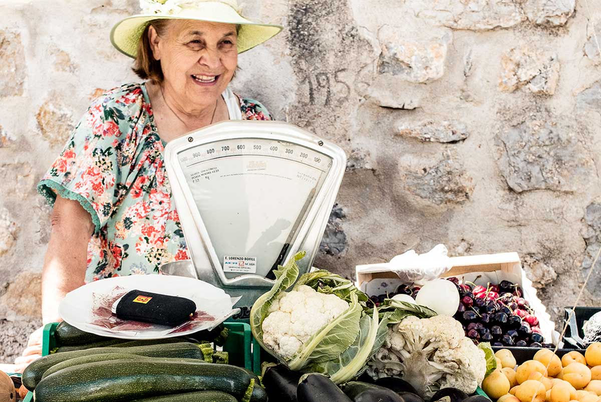 Femme qui vend des légumes