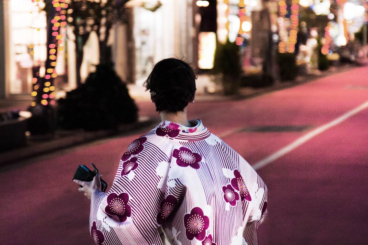 Femme dans les rues de Tokyo
