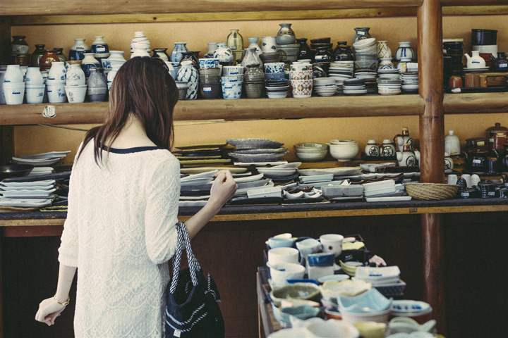 femme dans un magasin au japon